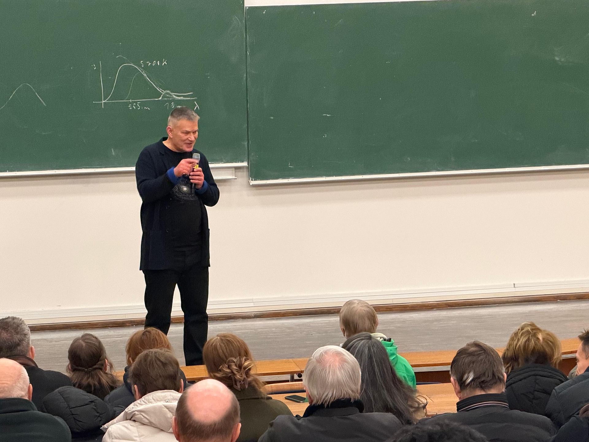 Prof. Klaus Brieß fesselt die Zuhörer