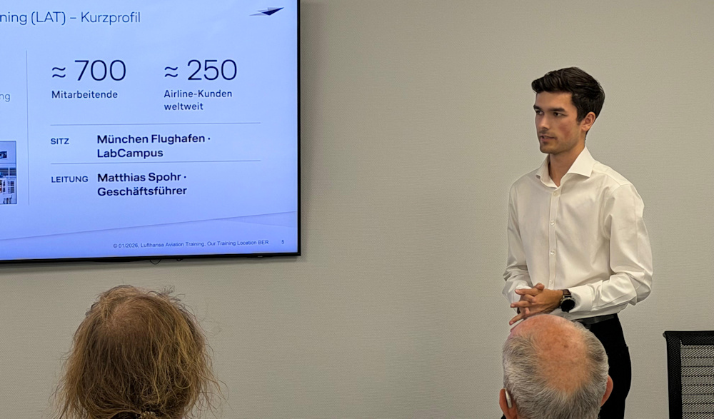 Herr Anton Bauer, Simulator Development Engineer LAT, hält den Einführungsvortrag