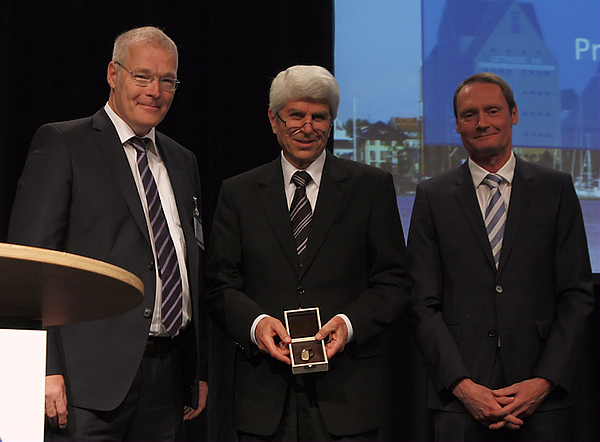 v.l.n.r.: Prof. Henke, Prof. Hennecke, Laudator Prof. Schiffer v.l.n.r.: Prof. Henke, Prof. Hennecke, Laudator Prof. Schiffer